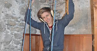 Auf diesem Holzstuhl l&auml;utet Fabian in der Rarner Burgkirche jeweils zur Messe.