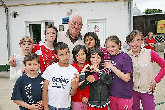 Peter Maag, Leiter des Findelheims, mit unterstützungsbedürftigen Kindern.