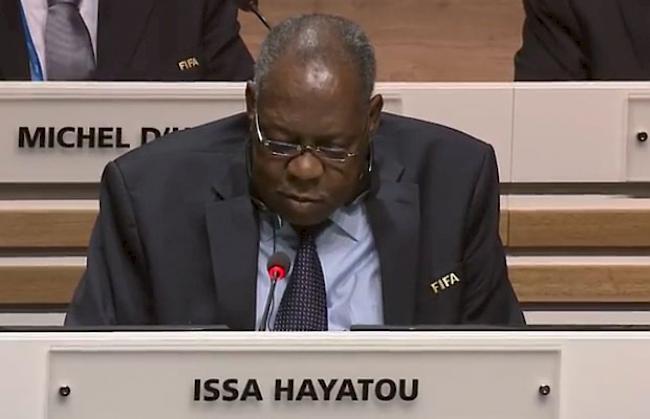 Interims-Präsident Issa Hayatou stellt der Versammlung die verschiedenen Reformpunkte vor.