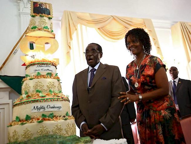 Simbabwes Machthaber Robert Mugabe und Ehefrau Grace vor der Geburtstagstorte beim Wiegenfest im privaten Rahmen am 22. Februar. Zum öffentlichen Fest am Samstag wurden 50