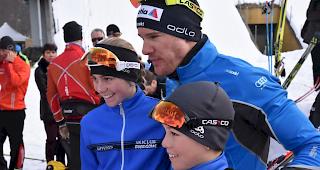 Dario Cologna nimmt sich nach dem Rennen Zeit f&uuml;r seine Fans.