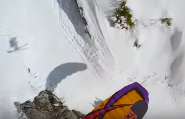 Hier springt Thovex über einem Gleitschirmpiloten hindurch.