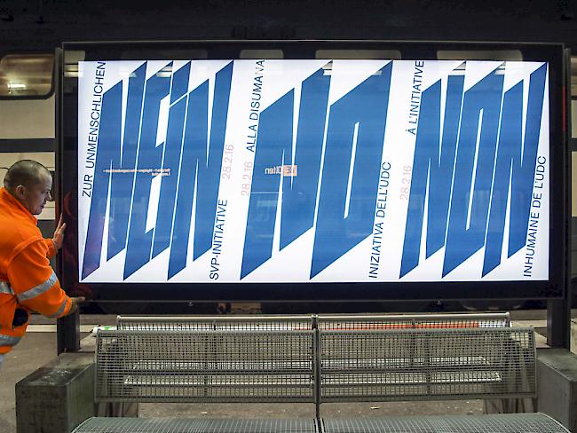 Die Nein-Kampagne hat gewirkt; die Mobilisierung war riesig: Das Nein zur Durchsetzungsinitiative dürfte deutlicher als angenommen ausfallen. Nun können die Plakate wieder abmontiert werden. (Archiv)