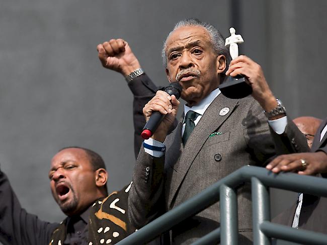Bürgerrechtsaktivist Al Sharpton (rechts) hält eine weisse Oscar-Statue in der Hand als Zeichen des Protests.