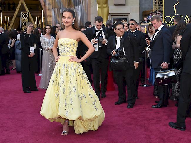 Die Schwedin Alicia Vikander beim Eintreffen zur Oscars-Verleihung. Für ihre Rolle in "The Danish Girl" gewann sie einen Oscar als beste Nebendarstellerin.