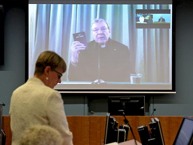 George Pell, Kardinal der katholischen Kirche aus Australien, musste einer Untersuchungskommission der australischen Regierung Auskunft zum Thema Kindesmissbrauch geben. Er war der Kommission per Video aus Rom zugeschaltet.