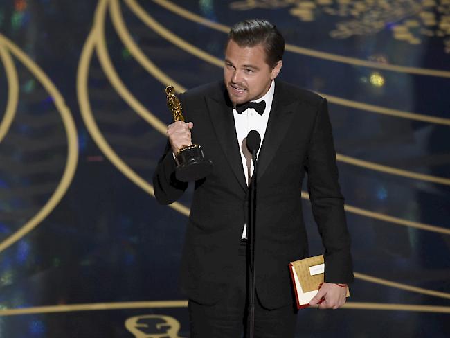 Endlich hält er ihn in den Händen: Bei seiner sechsten Nomination hat Leonardo DiCaprio seinen ersten Oscar gewonnen. Der US-Schauspieler gewann für seine Rolle in "The Revenant".