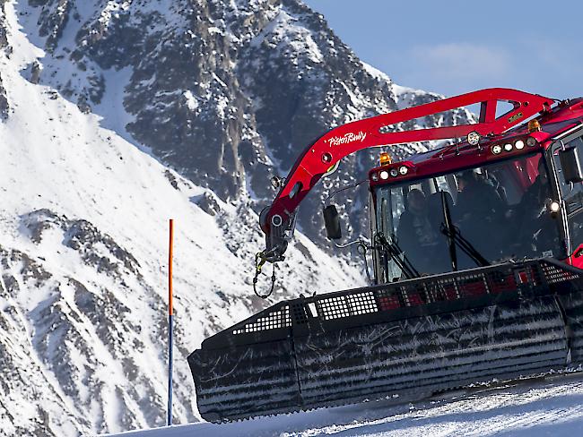 Ein 51-Jähriger geriet in Davos unter die Raupe eines Pistenfahrzeugs. (Symbolbild)