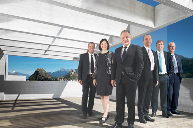 Das offizielle Foto der Walliser Regierung auf der Dachterrasse der Villa von Christian Constantin in Sitten.