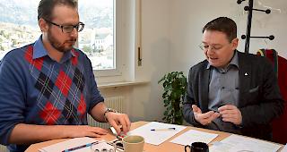 Freidenker Valentin Abgottspon (l.) im Streitgespr&auml;ch mit SVP-Nationalrat Franz Ruppen.