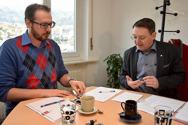 Freidenker Valentin Abgottspon (l.) im Streitgespräch mit SVP-Nationalrat Franz Ruppen.