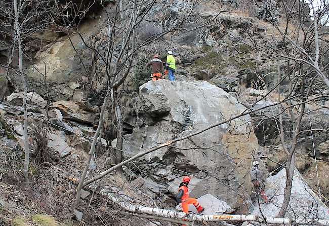  Gewaltig. Die absturzgefährdeten Felsblöcke, die sich aus der Felswand (oben links Bild) lösten, haben ein geschätztes Gewicht von 500 Tonnen.