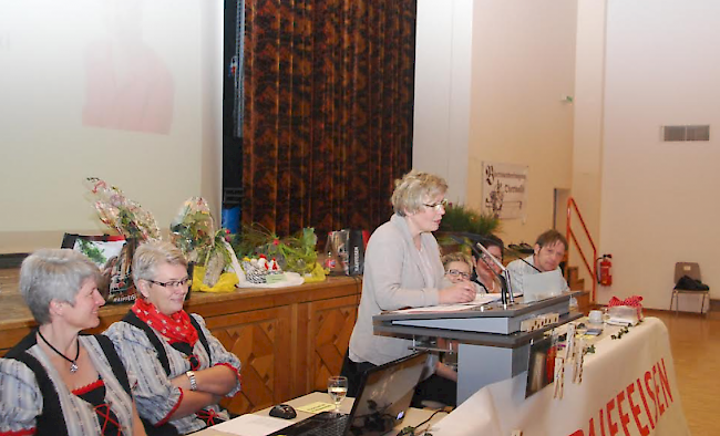 Evi Zeiter, Kassiererin, Pia Eggel, Co-Präsidentin, Christine Bühler, Präsidentin Schweizerischer Bäuerinnen- und Landfrauenverband, Madeleine Schmidli, Co-Präsidentin, Imelda Amman, Kursverantwortliche und Pfarrer Robert Imseng.