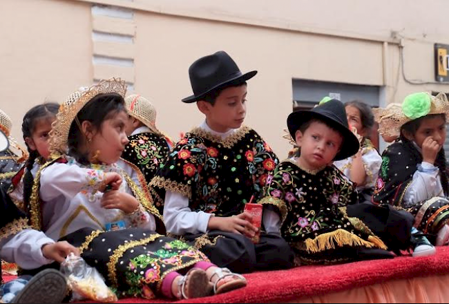 Giulia, 17, ist Schülerin am Kollegium und verbringt zur Zeit ein Austauschjahr in Ecuador, Südamerika: Aufgenommen am traditioneller Umzug zu Weihnachten in Cuenca