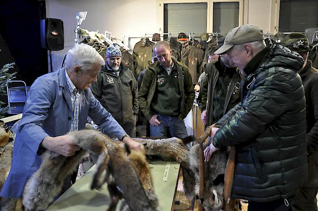 Jäger lieferten ihre Felle beim Händler ab.