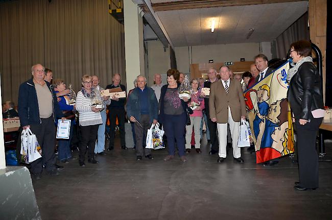 Die für 50 und 60 Jahre treue als Syna-Mitglied (bzw. dessen Vorgängerorganisationen) geehrten Personen (mit Partner).