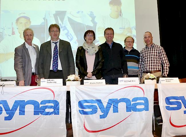 Toni Biderbost, Präsident Syna Oberwallis; Johann Tscherrig, Koordinator Syna Oberwallis; Maria Probst, Aktuarin Syna Oberwallis; Helmut Dini, Kassier; Paul Biffiger, Mitglied des Regionalvorstands Syna OVS und Peter Schnyder, Mitglied des Regionalvorstands (von links) an der Delegiertenversammlung in Brig-Glis.