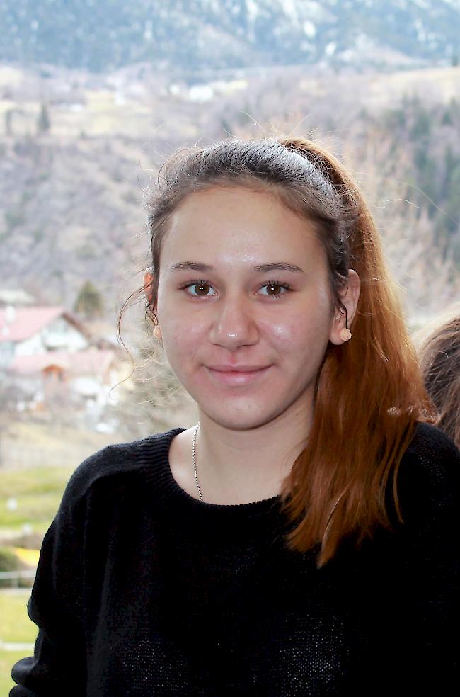 Valentina Osmanaj (14): «Nach der Orientierungsschule möchte ich die dreijährige Lehre als Kosmetikerin
machen. Dazu werde ich nun zuerst einmal eine Schnupperlehre absolvieren. Mir gefällt der Beruf der Kosmetikerin, weil ich mich auch in meiner Freizeit damit beschäftige.»