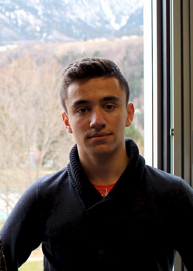 Bajrami Bahrija (16): «Mein Berufswunsch ist noch nicht ganz klar. Ich muss mich noch entscheiden zwischen Logistiker, Automobilfachmann oder Mechaniker. In diesen drei Berufen habe ich noch keine Schnuppertage absolviert. Hingegen habe ich schon eine Schnupperlehre als Detailhandelsfachmann gemacht. Ich möchte mich aber noch nicht festlegen, sondern noch weitere Berufe kennenlernen, bevor ich mich definitiv entscheide. Mein Ziel wäre aber schon, einen Beruf in der Autobranche zu lernen. Autos haben mich nämlich schon von klein auf fasziniert.»