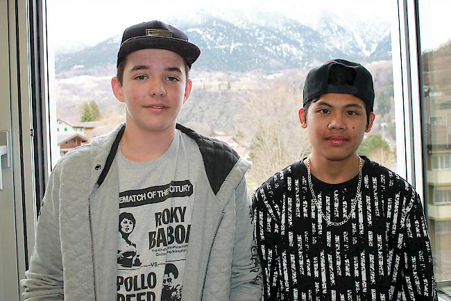 Auch die beiden 15-jährigen Schüler Philipp Clemenz (links) und Ridze Cano aus Naters verraten in der Bildstrecke ihre Berufswünsche.  