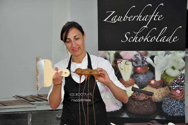 Die gebürtige Gommerin Sonja Hänni-Hallenbarter stellt ihre Pralinen in echter Handarbeit her.