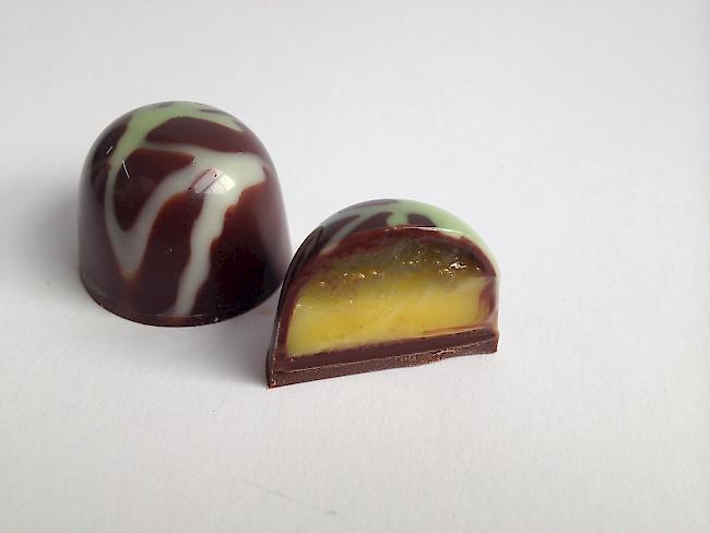 Eigenwillige Kombination: Praline aus Apfelgelee mit Safranganache.