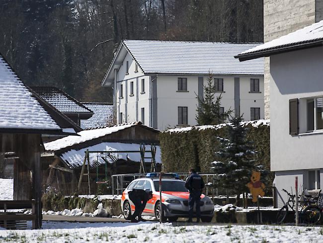 Eine Person hat sich seit Dienstag in einem Haus in Malters verschanzt. Die Polizei hat das Gebiet um das Wohnhaus abgeriegelt.
