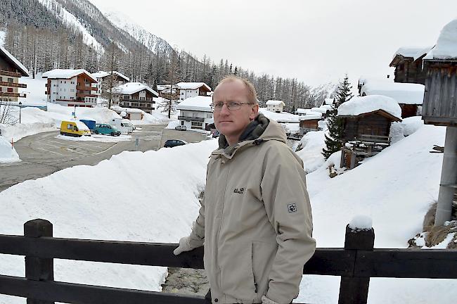 Selbst die Wohnhäuser südlich der Lonza liegen bereits mitten im eidgenössischen Jagdbanngebiet. Im Bild Gemeindepräsident Lukas Kalbermatten.