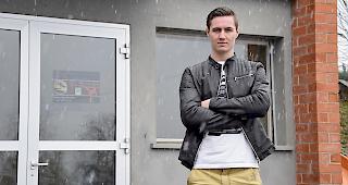 L&eacute;on Hischier vor dem Eingang des Trainingslokals des Yoseikan Budo Clubs Leuk-Susten.