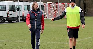 Martin Schmidt nach dem Darmstadt-Spiel auf dem Trainingsgel&auml;nde beim alten Stadion in Mainz. Rechts im Bild: Einer der U23-Akteure.
