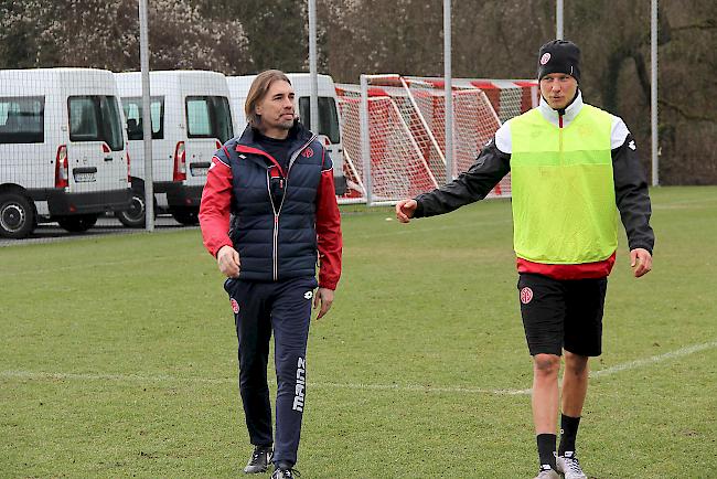 Martin Schmidt nach dem Darmstadt-Spiel auf dem Trainingsgelände beim alten Stadion in Mainz. Rechts im Bild: Einer der U23-Akteure.