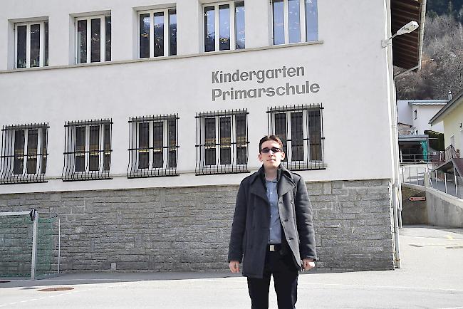 Gemeinderat Michael Kreuzer vor der Schule Eyholz: «Sind hocherfreut über den Entscheid.»