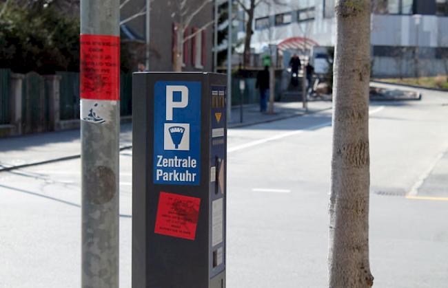 An öffentlichen Anlagen der Stadtgemeinde Brig-Glis sind die Sticker zu sehen.
