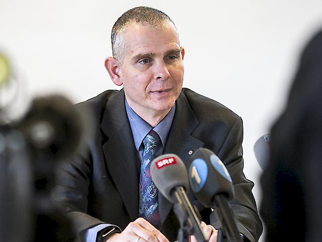 Der auf Drogendelikte spezialisierte Zürcher Staatsanwalt Daniel Eberle informierte in Emmenbrücke LU über die Hintergründe der Ermittlungen, in deren Verlauf sich die Mutter des Beschuldigten in einem Haus in Malters LU verschanzt und das Leben genommen hat.