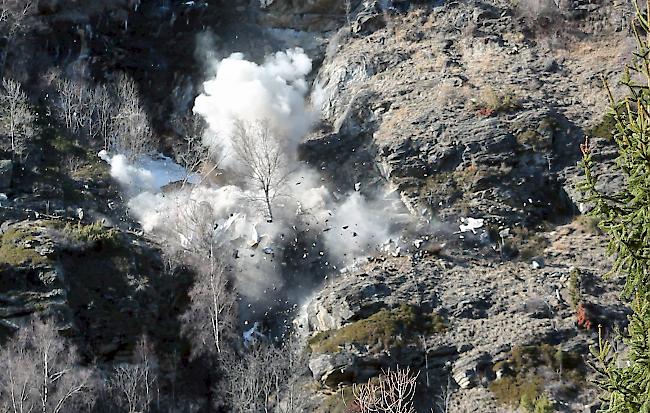 Gelungen. Die Sicherheitssprengung der bedrohlichen 500-Tonnen-Felsblöcke bei Kalpetran verlief wie geplant. 