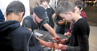 An vielen St&auml;nden versucht man die Jugendlichen mit spielerischen Elementen zu begeistern. R&auml;umliches Denken...