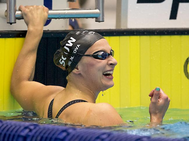 Maria Ugolkova freut sich nach ihrem Schweizer Rekord über 100 m Crawl