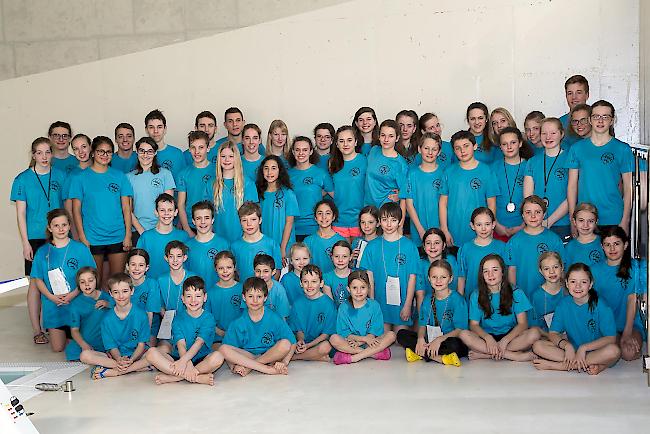 Die jungen Oberwalliser Schwimmerinnen und Schwimmer im Gruppenbild.
