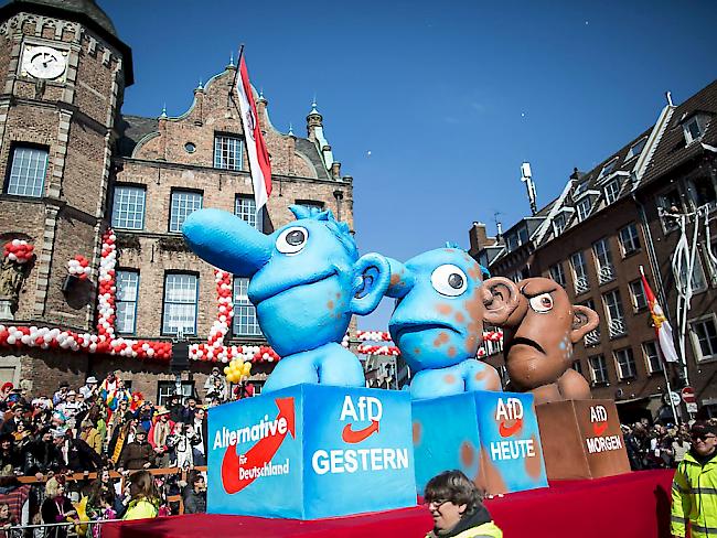 Karneval politisch: Am nachgeholten Düsseldorfer Rosenmontagszug kriegt auch die rechtspopulistische Partei Alternative für Deutschland (AfD) ihr Fett weg.