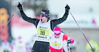Hauptdarsteller. Der Urner Roman Furger jubelt &uuml;ber seinen zweiten Sieg beim Engadin Skimarathon.