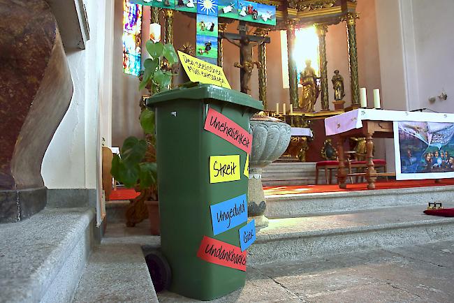 In der Pfarrkirche von Turtmann kann man noch bis Ostern seinen seelischen Abfall entsorgen.