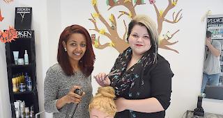 Die Lernenden Helen Kifle (l.) und Daniela &shy;Burgener mit &laquo;Kathrin&raquo;