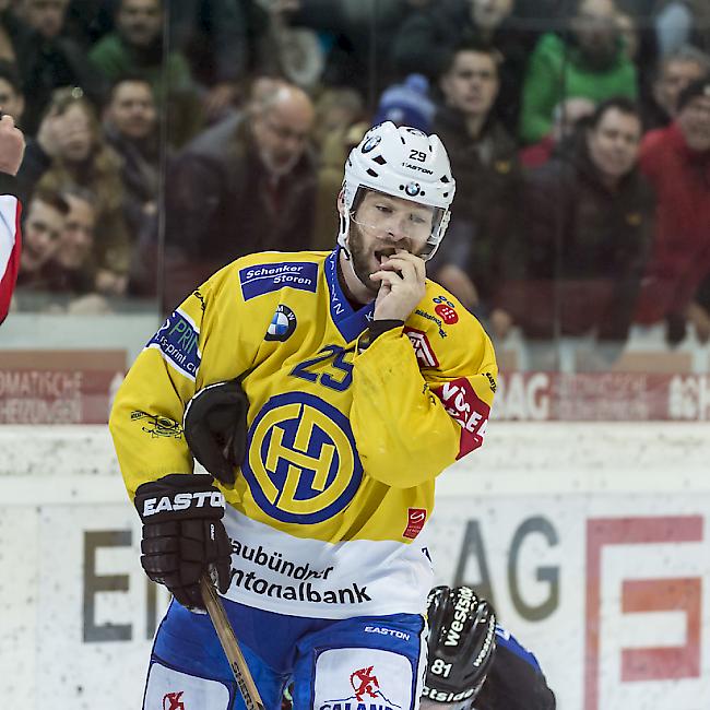 Schiedsrichter Danny Kurmann zeigt gegen Davos-Verteidiger Beat Forster eine Strafe an