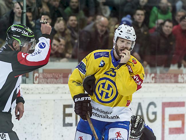 Schiedsrichter Danny Kurmann zeigt gegen Davos-Verteidiger Beat Forster eine Strafe an