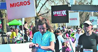 Bereits in Form. Claudia Fux nach dem Zieleinlauf (oben).  