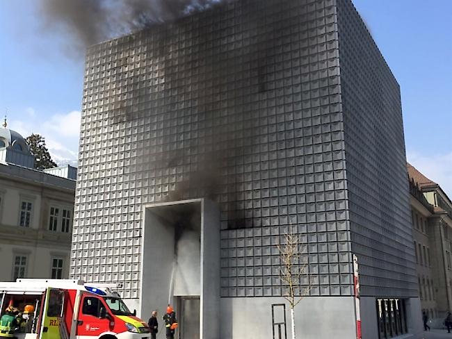 Beim Brand der Isolation stieg schwarzer Rauch die Fassade empor.