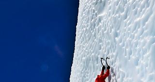 Es sieht so leicht aus. Ueli Steck beim Eisklettern am Khumbu-Gletscher in Nepal.