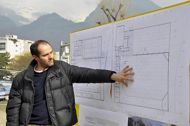 Architekt Reto Ricci führt anhand der Pläne aus, wo künftig in der Geschina-Arena was gemacht wird.