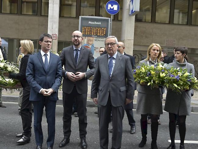 Schweigeminute für die Opfer der Anschläge: Frankreichs Premier Manuel Valls, Belgiens Premier Charles Michel und EU-Kommissionschef Jean-Claude Juncker (von links) bei der Metrostation Maelbeek in Brüssel.