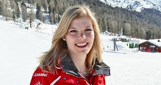 Siegerpose: Valerie Gruber ist die sch&ouml;nste Oberwalliser Skilehrerin.